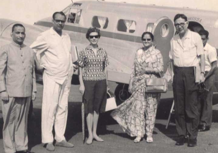 Lakshmi Narayan married a Bengali woman named Aashalata. Ashalta had four issues with laxminarayan.They were Shraddhananda (George Patnaik) Sukritidevi (daughter) Bijayananda (Bijupatnaik) Dayananda (Siju Patnaik)10/n