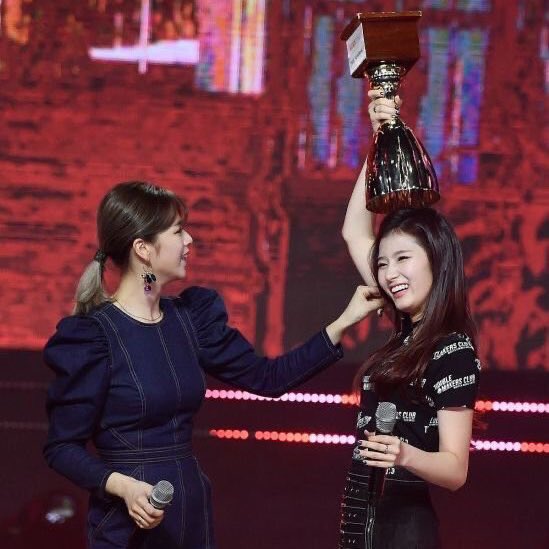 myjeongarchives's tweet photo. jeongyeon sees                jeongyeon does https://t.co/iBj0NbBoag