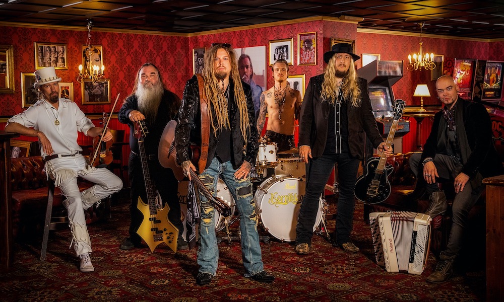 PowerofMetalcl's tweet photo. #KORPIKLAANI presenta video para "Sanaton Maa": "Es un viaje de regreso a los 80s con un toque Folk" 
https://t.co/P40lKq3dE2

#metal #powermetal #powermetalcl #heavymetal #finishmetal @_korpiklaani https://t.co/eGfFo9AdJA