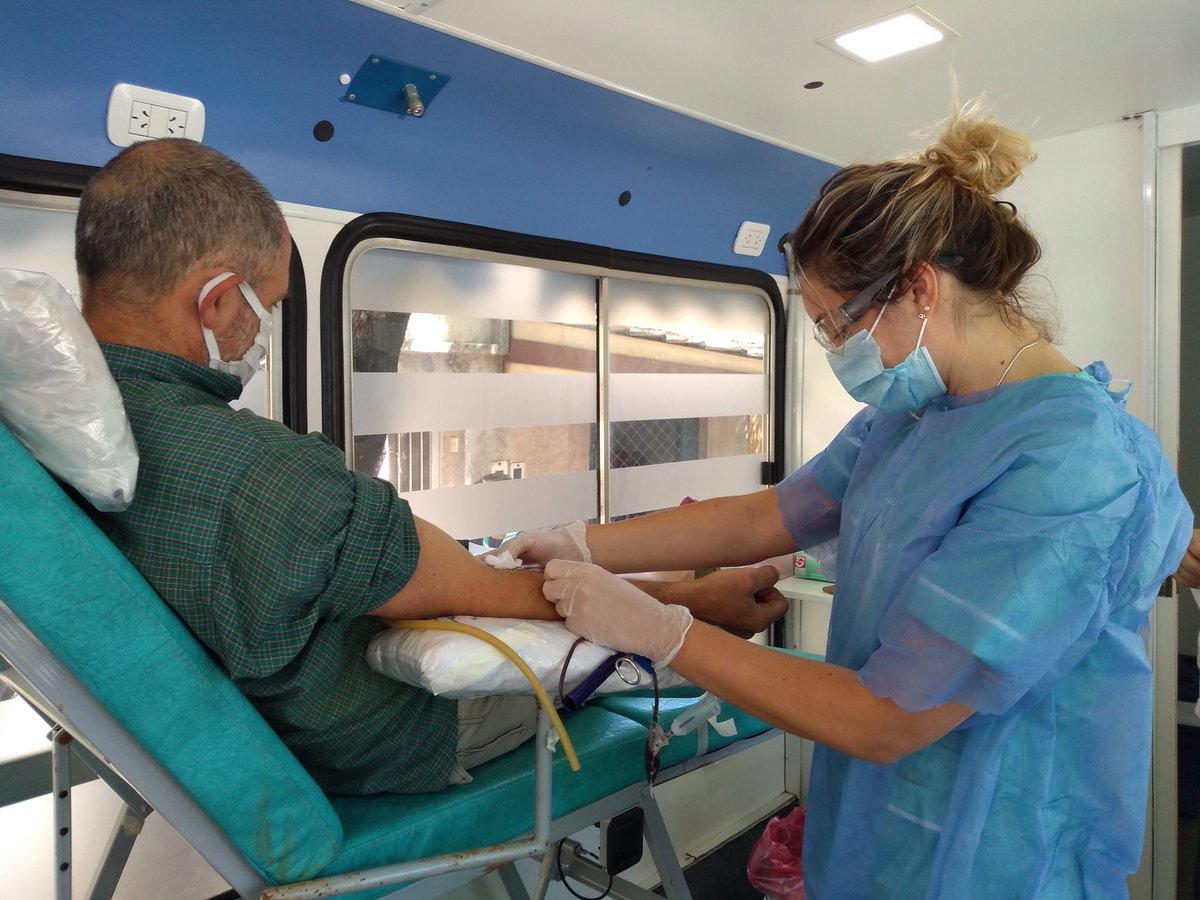 CMDSur's tweet photo. LA UNIÓN HACE LA FUERZA
Junto a #RotaryClubRosarioSud, #Rotarac, #CasaDelParaná y #DonemosVida realizamos campaña de donación de sangre y vacunación de fiebre hemorrágica. 
Una acción participativa y colectiva por el bien común.
#ArribaAyudar https://t.co/UGoH6b1V5g