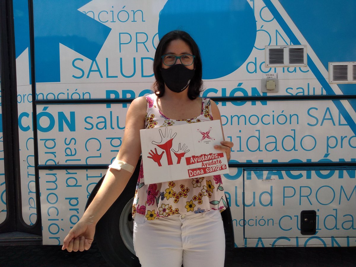 CMDSur's tweet photo. LA UNIÓN HACE LA FUERZA
Junto a #RotaryClubRosarioSud, #Rotarac, #CasaDelParaná y #DonemosVida realizamos campaña de donación de sangre y vacunación de fiebre hemorrágica. 
Una acción participativa y colectiva por el bien común.
#ArribaAyudar https://t.co/UGoH6b1V5g