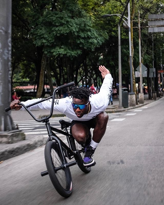 Jude_Mugabi's tweet photo. I think this is how the #SubaruBikeGuy will report to the @liberty_uganda offices to collect his prize https://t.co/Wgeshz5Slk