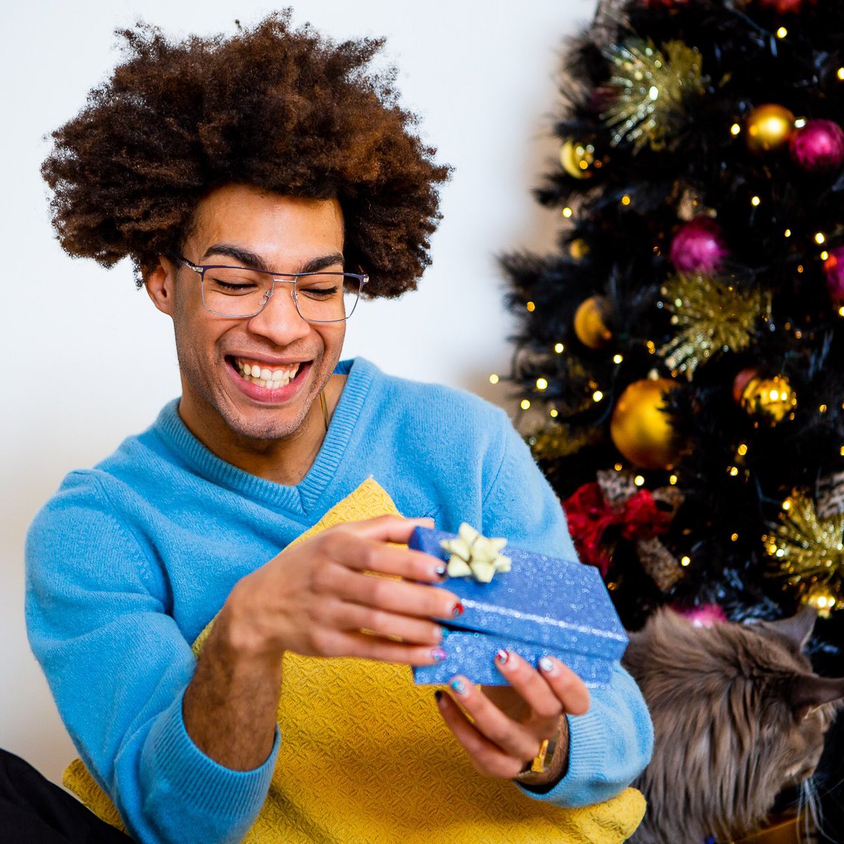 StingEyewear's tweet photo. Esprimi un desiderio. Quest'anno cosa ti piacerebbe trovare sotto l'albero? 🎄🎁
#StingEyewear #Evolution3 https://t.co/jWsCyV0ayl https://t.co/IhqBxP8Cja