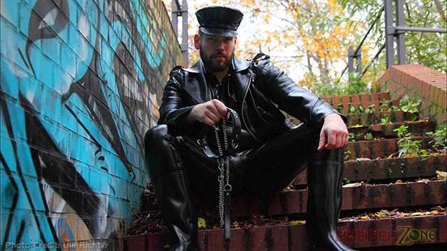 Ruff Stuff (@ruffsstuffblog) on Twitter photo "The uber-hawt Ernst Porsche is ready for all comers as he goes out in an amazing all-latex motorcycle outfit. If you turned a corner one autumn day and saw him waiting, holding the collar and leash, what might you say?" - <a href="/RubberZone/">RubberZone</a>
MORE:
rubberzone.com/?p=2223 "The uber-hawt Ernst Porsche is ready for all comers as he goes out in an amazing all-latex motorcycle outfit. If you turned a corner one autumn day and saw him waiting, holding the collar and leash, what might you say?" - <a href="/RubberZone/">RubberZone</a>
MORE:
rubberzone.com/?p=2223