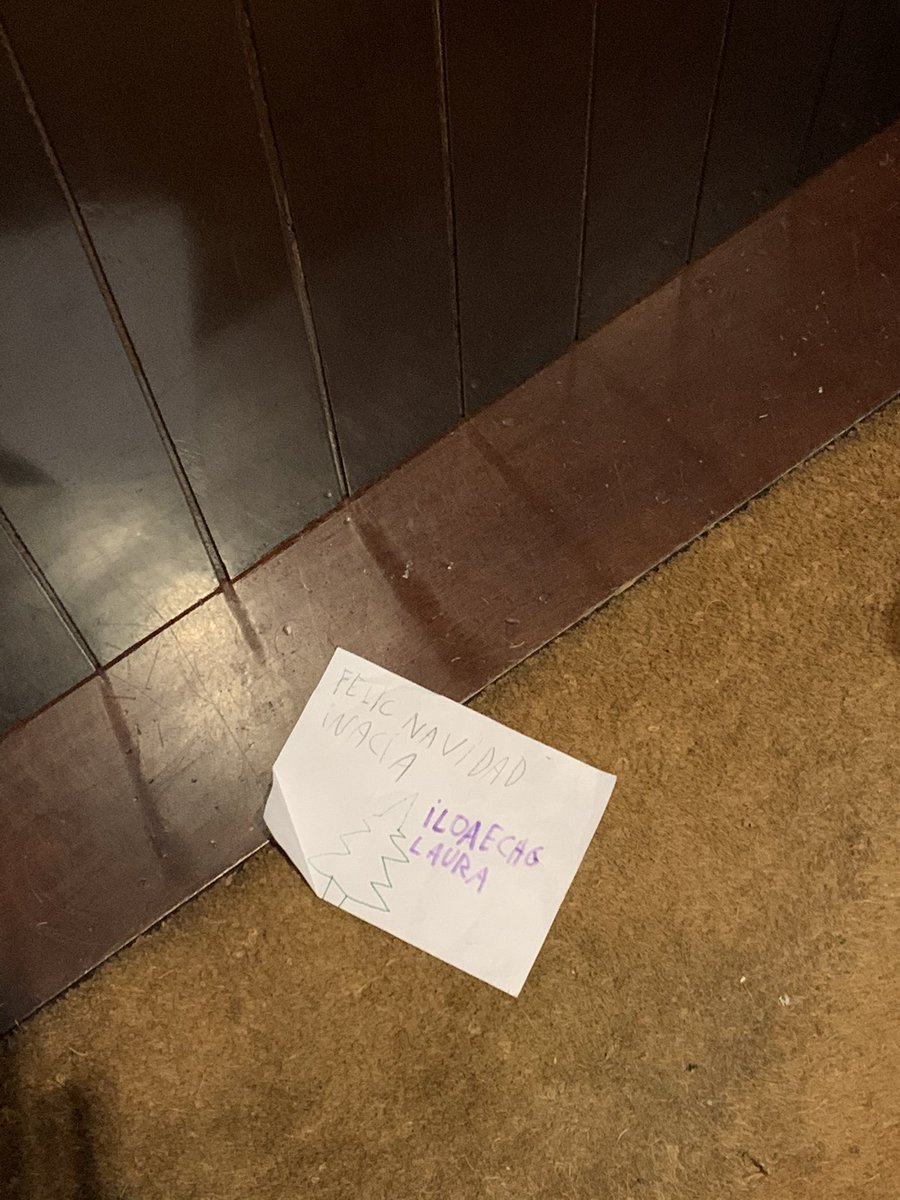 ignaciadepano's tweet photo. Llego a casa y me encuentro esta felicitación de #vecinito. Que como es muy legal me especifica que la ha hecho su hermanita mayor. Como no adorarlos. https://t.co/3dQ0a0bevv