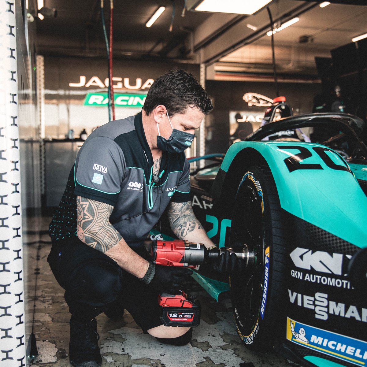 JaguarRacing's tweet photo. There's nothing quite like teamwork 🤜🤛
#JaguarElectrifies #ITYPE5 #JaguarFormulaE https://t.co/Lf1B5VEHUU