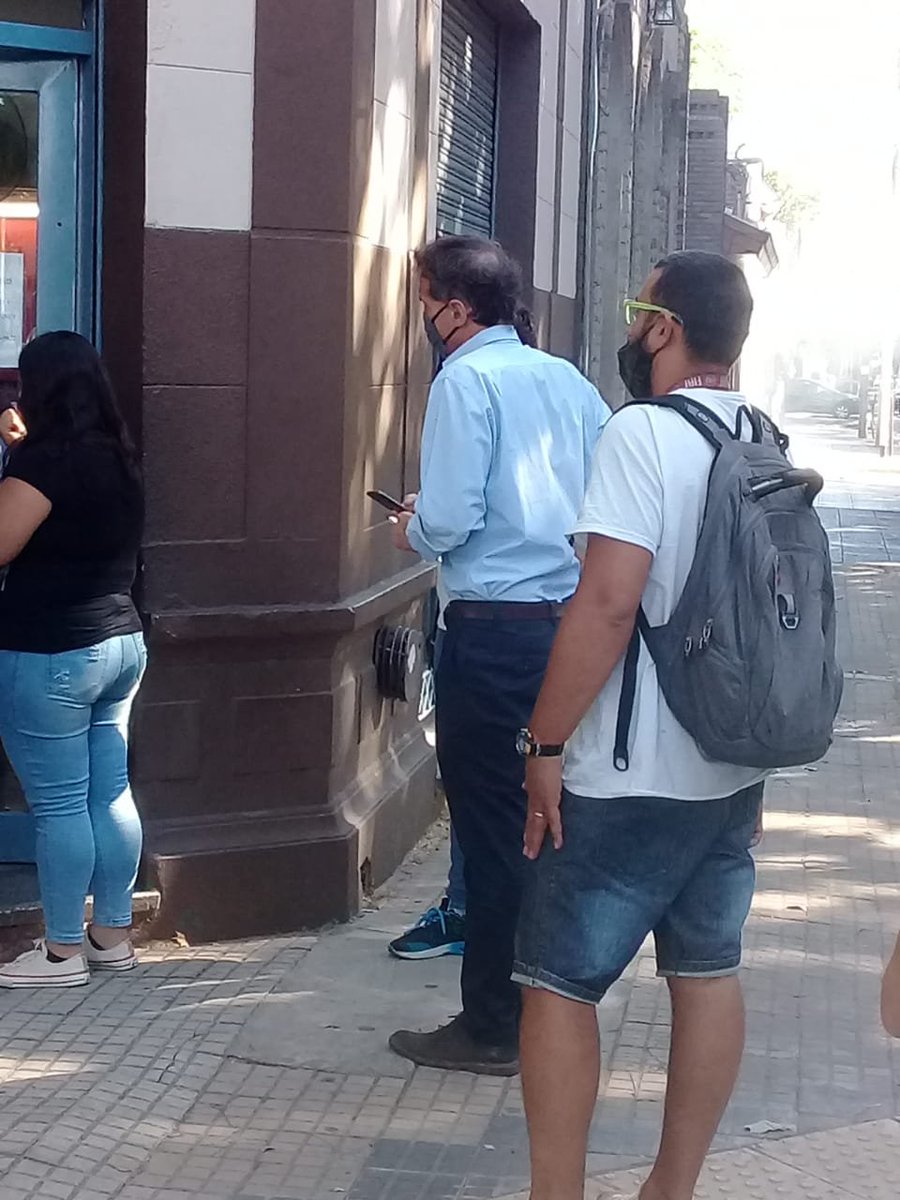 Y ahí estaba <a href="/gkatopodis/">Gabriel Katopodis</a> haciendo la cola en el Registro del Automotor de San Martín. 
Un tipo normal que es Ministro. 
Como decía Perón: “...la primera condición es que uno haya salido del pueblo, que sienta y piense como el pueblo".