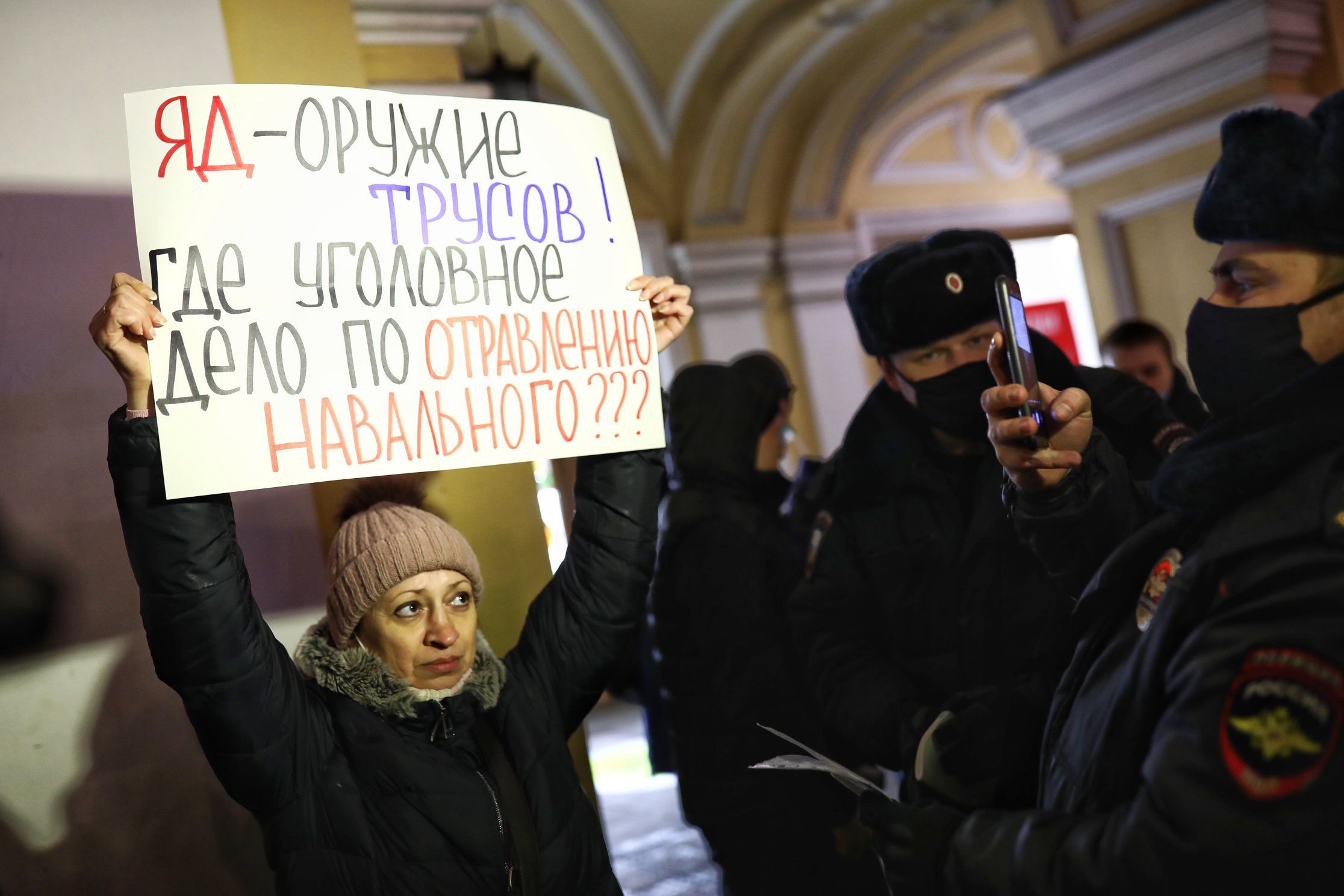 Российский остановиться. Трусы Навального. Навальный отравленные трусы. Трусы Навального картинки.