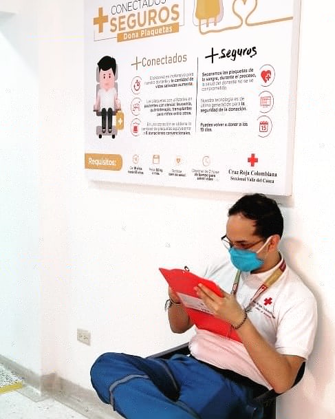 Cruzrojavalle's tweet photo. El programa #Donarte de Juventud, hizo una jornada donde vinculó a empleados y voluntarios, para que realizaran su acto solidario de compartir vida, de la mano con la campaña de regalos para los niños que apoya la CR en el Valle. #LaNavidadEstáEnRiesgo #YoDoyVida #YoDonoSangre https://t.co/uxGVJja8Cy