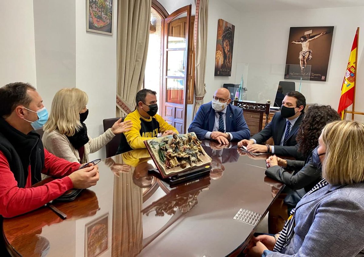 jmbellidoroche's tweet photo. 🤝Visita a La Rambla en donde he ofrecido a su alcalde, @JorgeJimenezAg , que la 91 edición de #EnBarro la exposición de Alfarería y Cerámica más antigua de España, se celebre el próximo año en Caballerizas Reales de #CórdobaEsp https://t.co/jeI0w7dhHf