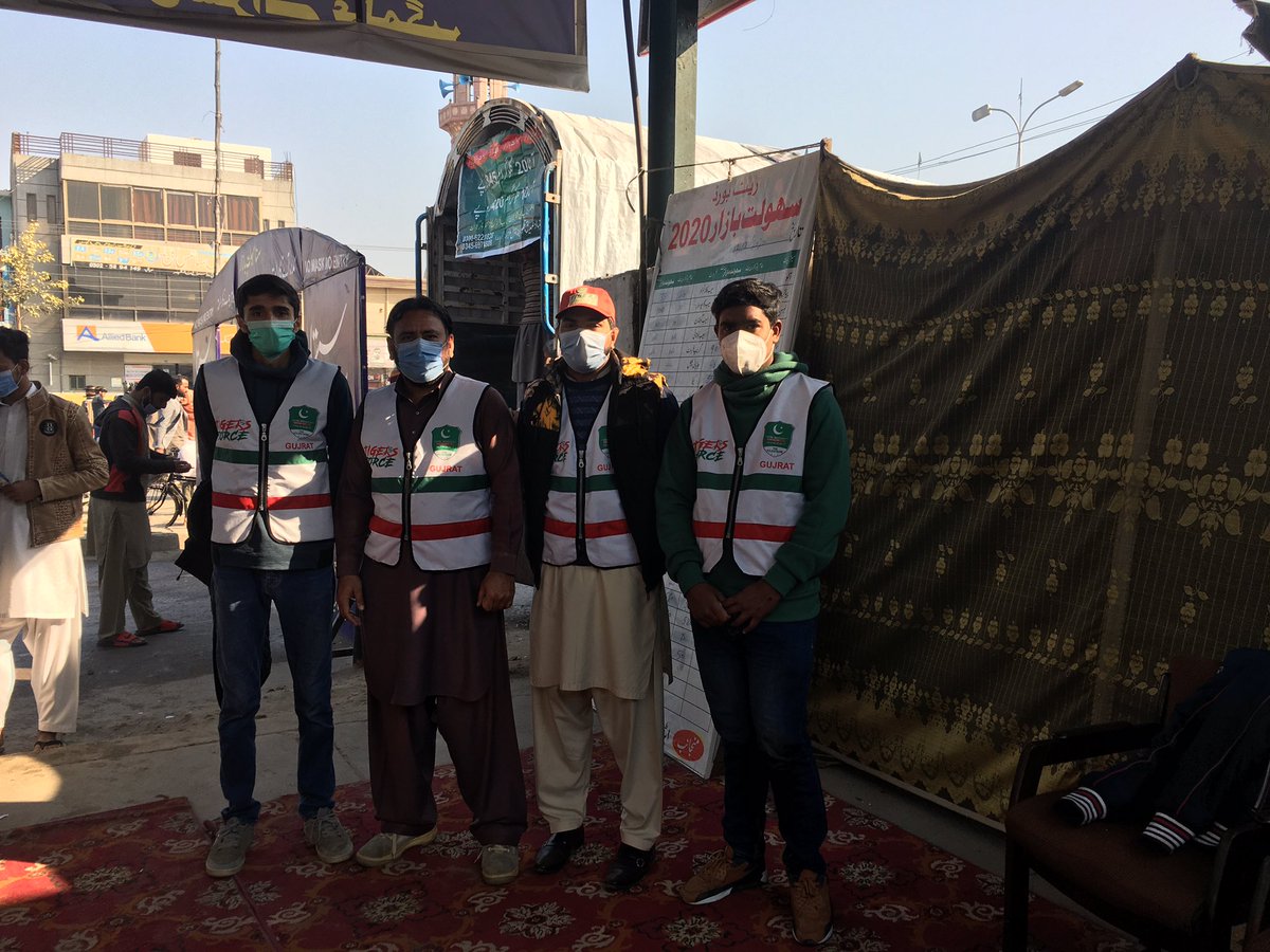pmtigers's tweet photo. #pmtigersforce 

ٹائیگرز فورس سراۓ عالمگیر کا ایس او پیز چیکنگ کےلیے  سہولت بازار، ٹی ایچ کیو ہسپتال، احساس سنٹر اور مین بازار کادورہ۔
#COVID19 https://t.co/mjM3mis5AE