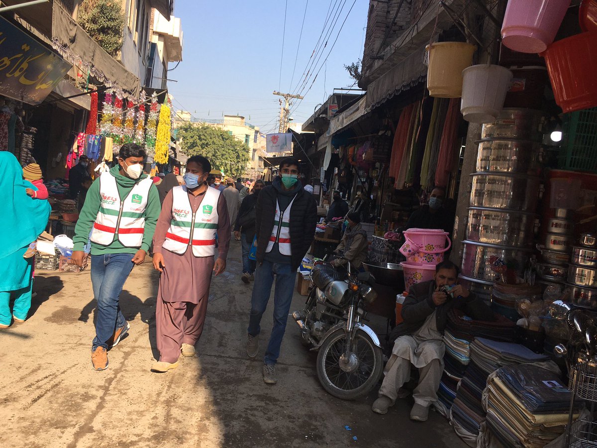pmtigers's tweet photo. #pmtigersforce 

ٹائیگرز فورس سراۓ عالمگیر کا ایس او پیز چیکنگ کےلیے  سہولت بازار، ٹی ایچ کیو ہسپتال، احساس سنٹر اور مین بازار کادورہ۔
#COVID19 https://t.co/mjM3mis5AE
