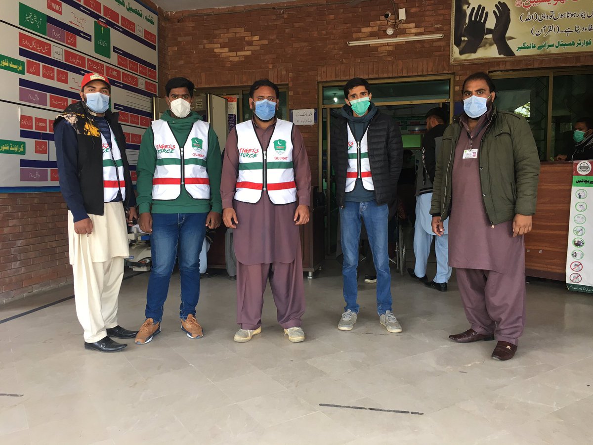 pmtigers's tweet photo. #pmtigersforce 

ٹائیگرز فورس سراۓ عالمگیر کا ایس او پیز چیکنگ کےلیے  سہولت بازار، ٹی ایچ کیو ہسپتال، احساس سنٹر اور مین بازار کادورہ۔
#COVID19 https://t.co/mjM3mis5AE