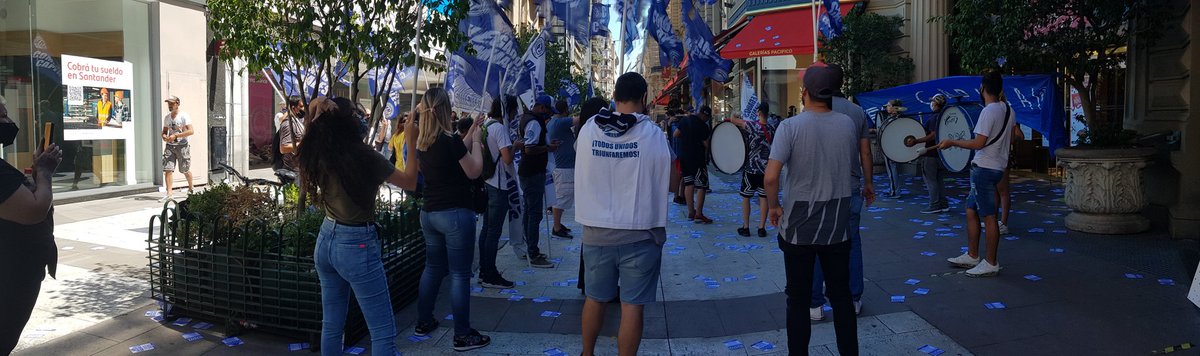 SIEMPRE EN LA CALLE apoyando el reclamo de los compañeros d shopping galerías pacifico <a href="/Sergio_OrtizOk/">Sergio Ortiz</a> <a href="/Juventud_SEC/">Secretaria de la Juventud</a> #juventudDeComercioPresente