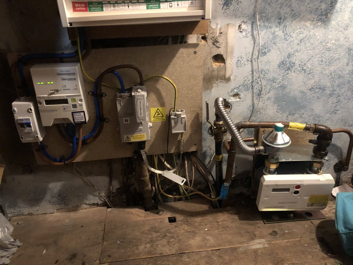 Got my smart meter today from #OctopusEnergy. Big thanks to my fab engineer Warren for handling everything so professionally dispute a few curve balls with my installation! Excited to be more closely monitoring my usage and saving money and energy going forward.