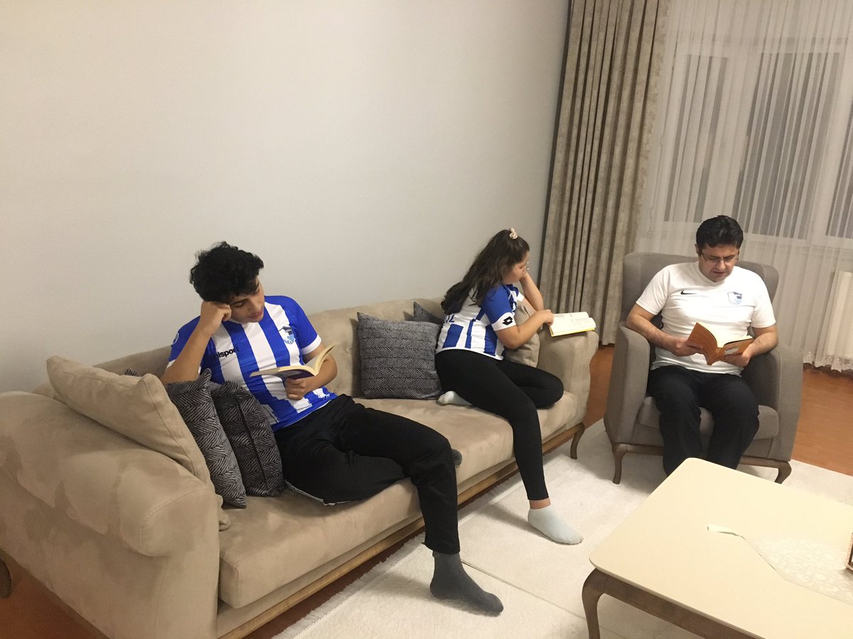 skaygusuz's tweet photo. "Beden için spor neyse, zihin için okumak odur."
Takımımıza destek olmak için formalarımızı giyip kitap okuyoruz. 
.#ErbaplaErzurumsporunYanındayız  @ErzurumValilik, @Erzurumspor, @mehmetsekmen, @omerduzgun, https://t.co/BssHcQSPqn