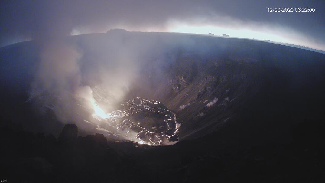 AlohaEvery1's tweet photo. Aloha Kakahiaka!🤙(GOOD MORNING!)🌋Pele!🌋L@@King Like A #Volcano This Morning!!!

#Solstice2020Eruption #Kilauea #Kilauea2020 #KilaueaEruption #KilaueaVolcano #Halemaumau #BigIsland #Hawaii🤙 

'LIVE' #WebCam #KWcam: From the west rim of #KilaueaSummit  https://t.co/lFirwhY7ku https://t.co/dO8hyFabD1