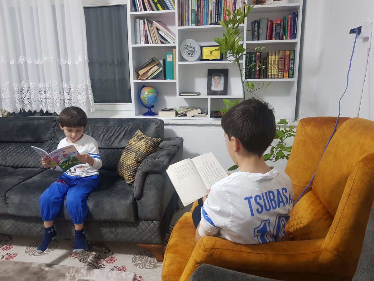 SelaleIlk's tweet photo. Bugün okuma saatimizi senin renklerini üzerimize alarak gönülden desteklerimizi sana yolluyoruz. Seninleyiz Erzurumspor...@ErzurumValilik @Erzurumspor @mehmetsekmen @skaygusuz @MemUzundere #ErbaplaErzurumsporunYanindayız #ErzurumEebaplaOkuyor https://t.co/5hbvYXozFi