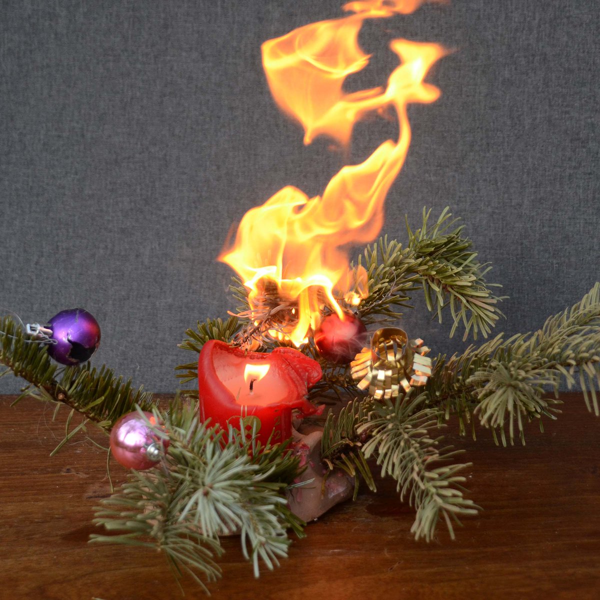 RBOC_Fort's tweet photo. Zo vier je veilig de #feestdagen 🥂

Pas op voor verkeerd gebruik van kerstverlichting binnen en buiten. 🎄🔥 En voor #vuurwerk 🎇, ook al is dat dit jaar verboden. 

Wees dus goed voorbereid 🧯⛑️ 😷  en lees onze tips op: https://t.co/6eNNGhs1dA https://t.co/8qlAnHMVIN