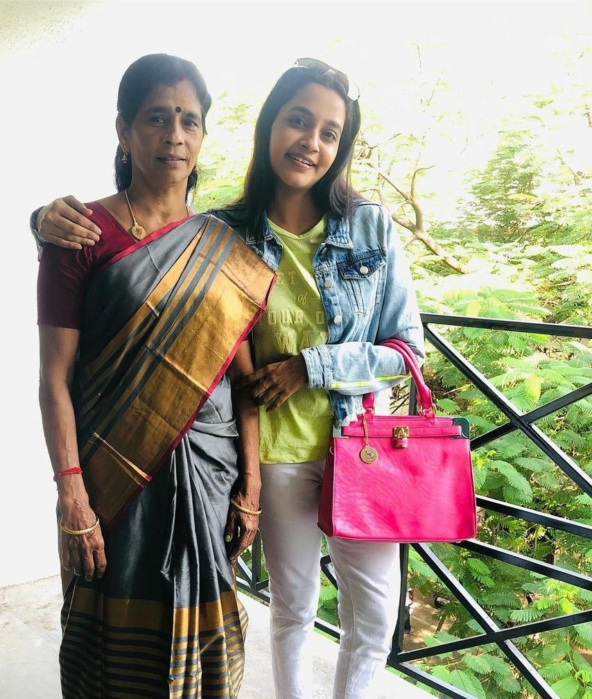 AbarnathyArmy's tweet photo. Happy Birthday #Abarnathi ❤️ #Abarnathy #Aparnathi #Aparnathy ❤️ #Jail #Thaen ❤️ https://t.co/yUKtMAVIJi