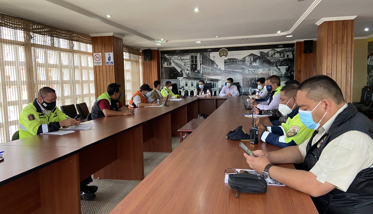 CSC_CUENCA's tweet photo. Con el objetivo de precautelar la bioseguridad de la ciudadanía,dir. @fcarpiob se reúne junto a @goberazuay @emov_ep @CuencaDCM @RiesgosCuenca @PolmunicipalGC @ECU911Austro @CTEcuador y @PoliciaEcuador para coordinar la ejecución de Operativos Interinstitucionales para la semana. https://t.co/CU2tIbR9bi