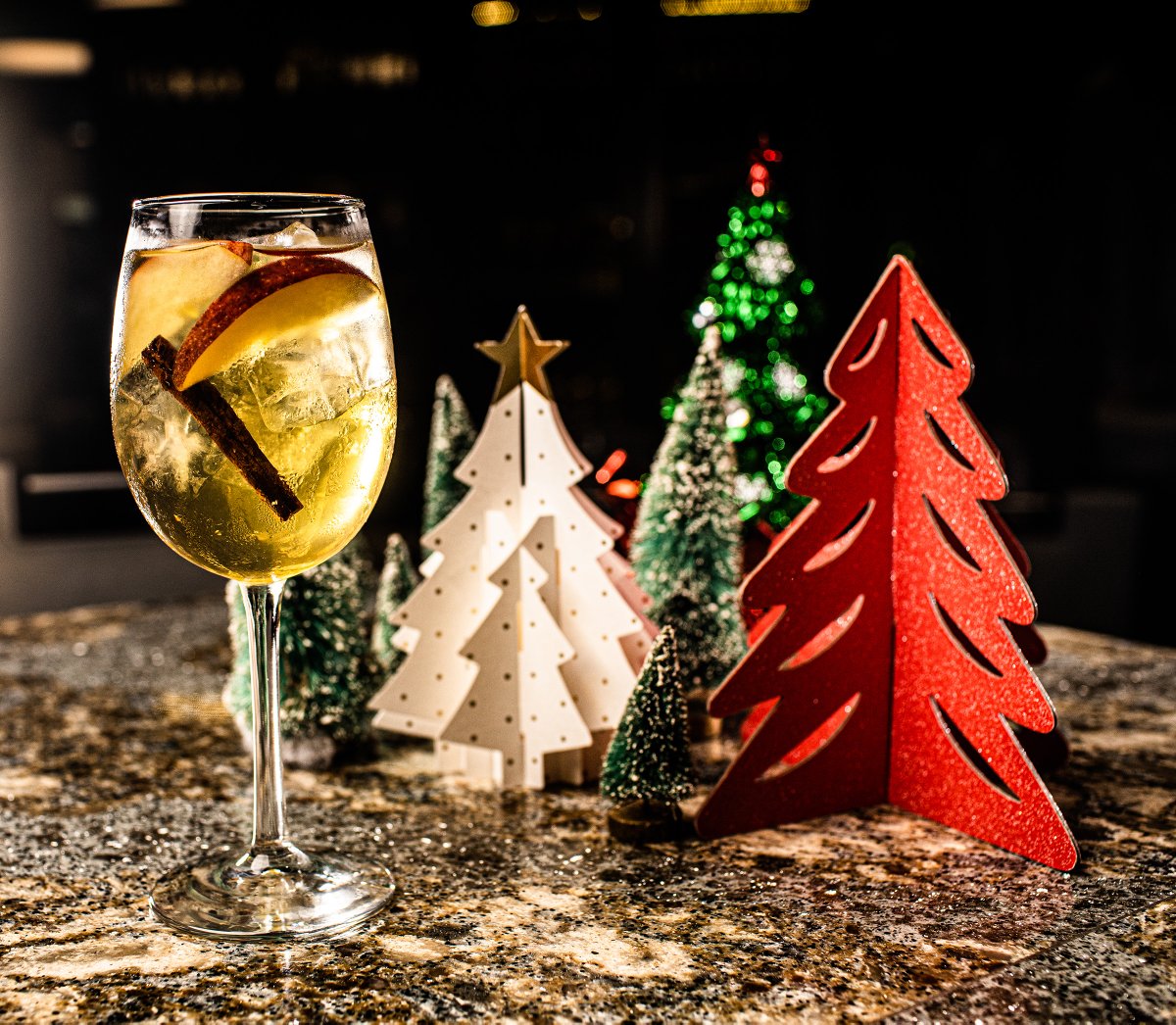 FMKRestaurants's tweet photo. Try one our Seasonal Cocktails with dinner tonight!
APPLE CIDER SANGRIA: bel vento pinot grigio, christian brothers brandy, cinnamon sticks, sliced apples, orange juice, pure apple cider, fresh lemon juice 10 https://t.co/UpDZxTxHiF