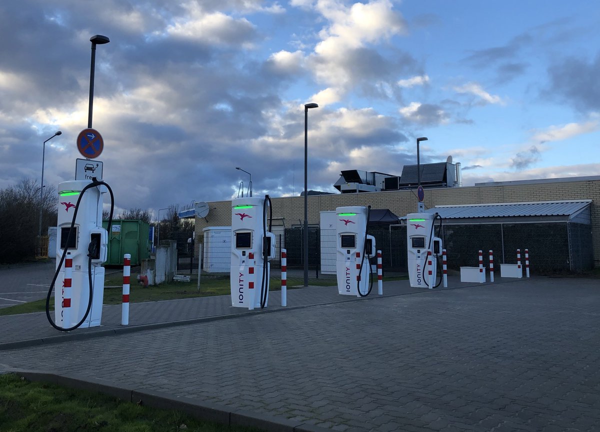 TrendJam_City's tweet photo. Neue #Ladesäule​n von @IONITY_EU nahe #Berlin &amp; @BerlinAirport für #Elektroauto​s eröffnet. 

Am Fichtenplan Süd auf #A10 / #BerlinerRing ab sofort 4x 350kW CCS von @TritiumCharging. https://t.co/WA4Wjw7zQM