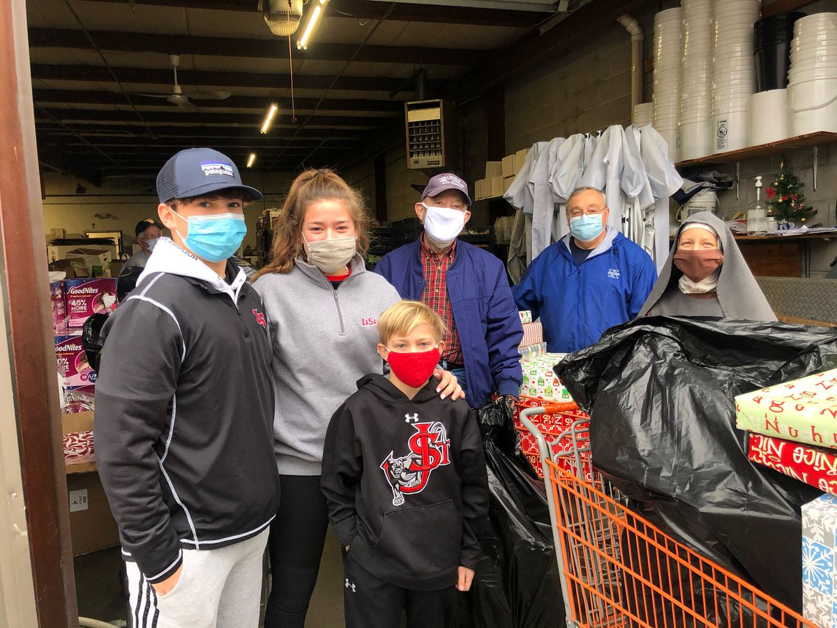 LaSallePride's tweet photo. We are proud of our students who partnered with @CincyPD - district 5 to collect and donate toys to support 1,000 families this Christmas 🎄. Yesterday they delivered gifts to Rose Garden Mission in Northern KY. Thank you, Lancers, for making spirits bright this holiday season.🙏 https://t.co/BZZ41g9Kny