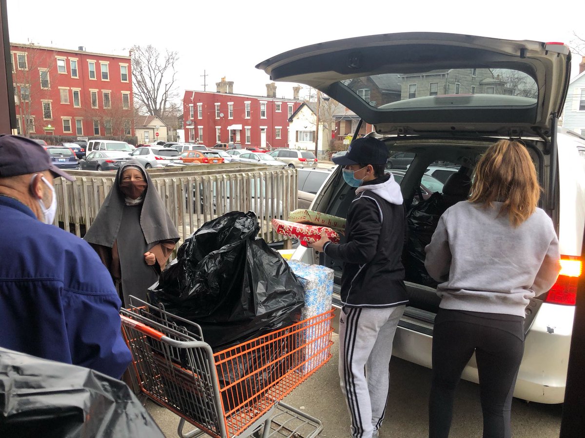 LaSallePride's tweet photo. We are proud of our students who partnered with @CincyPD - district 5 to collect and donate toys to support 1,000 families this Christmas 🎄. Yesterday they delivered gifts to Rose Garden Mission in Northern KY. Thank you, Lancers, for making spirits bright this holiday season.🙏 https://t.co/BZZ41g9Kny