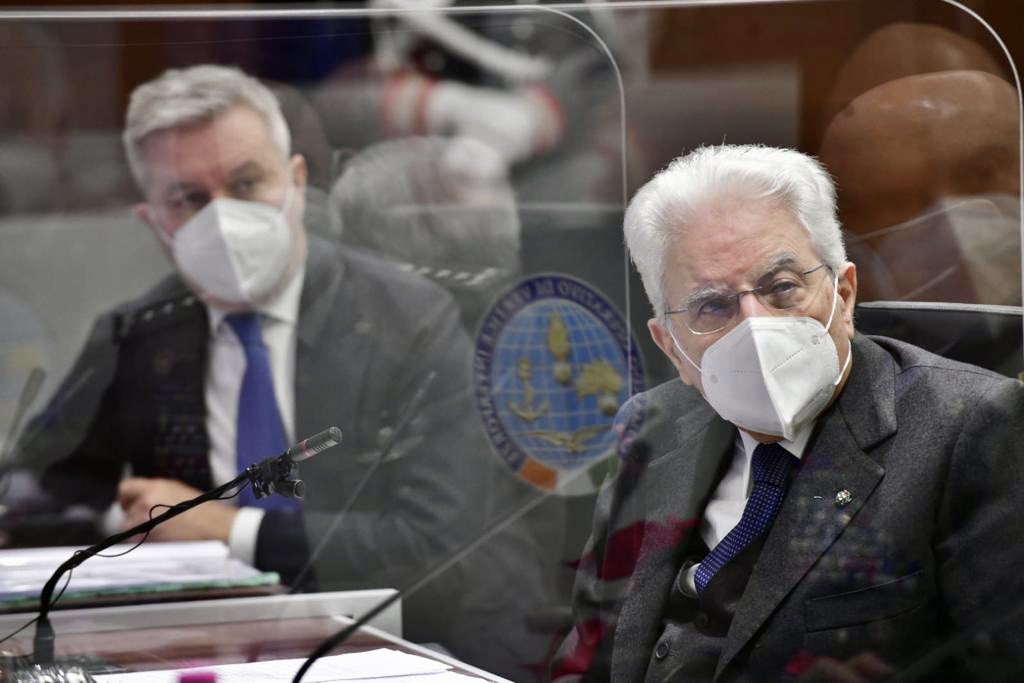 guerini_lorenzo's tweet photo. Con il Presidente #Mattarella per portare i nostri auguri al personale della #Difesa impegnato in Italia e nel Mondo. Collegamenti con teatri operativi, ospedali da campo e militari a lavoro contro emergenza Covid. Grato per il vostro lavoro e il vostro impegno. https://t.co/3BGRO02Col