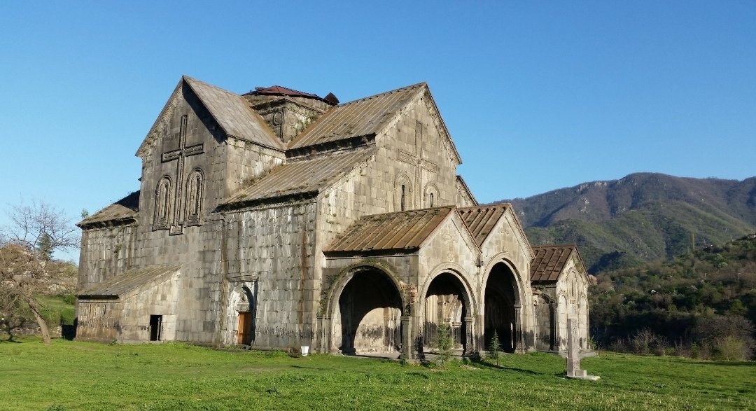 From a convo today: the 10thc monastic church of Akhtala in northern  #Armenia w a series of  #byzantine frescoes similar to those of  #medieval  #Georgia executed under the patronage of atabeg Ivane Mkhargrdzeli - incl worms + vomiting dogs...1/ #medievaltwitter  #twitterstorians