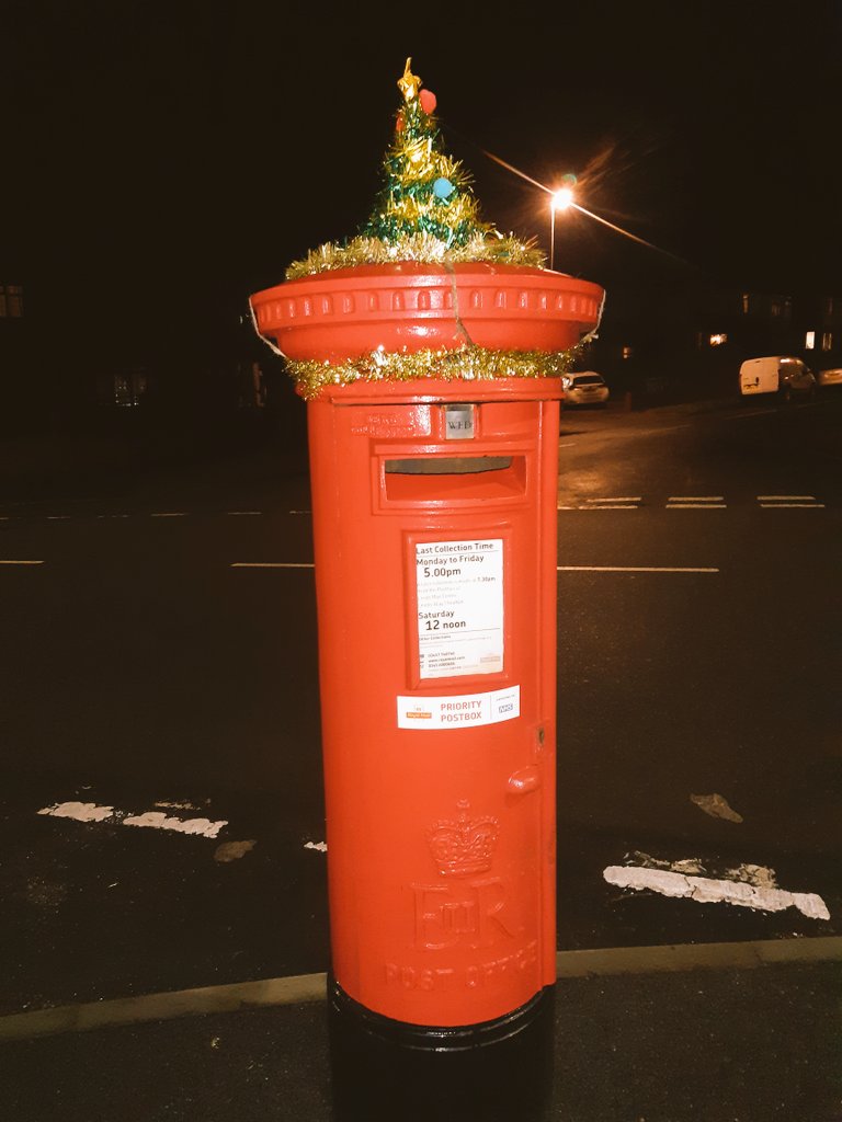 LibbyClarkLeeds's tweet photo. Seen on my walk tonight (whilst listening to ever excellent @CheerfulPodcast)#FestivePostBox https://t.co/M6OyFcgSxI