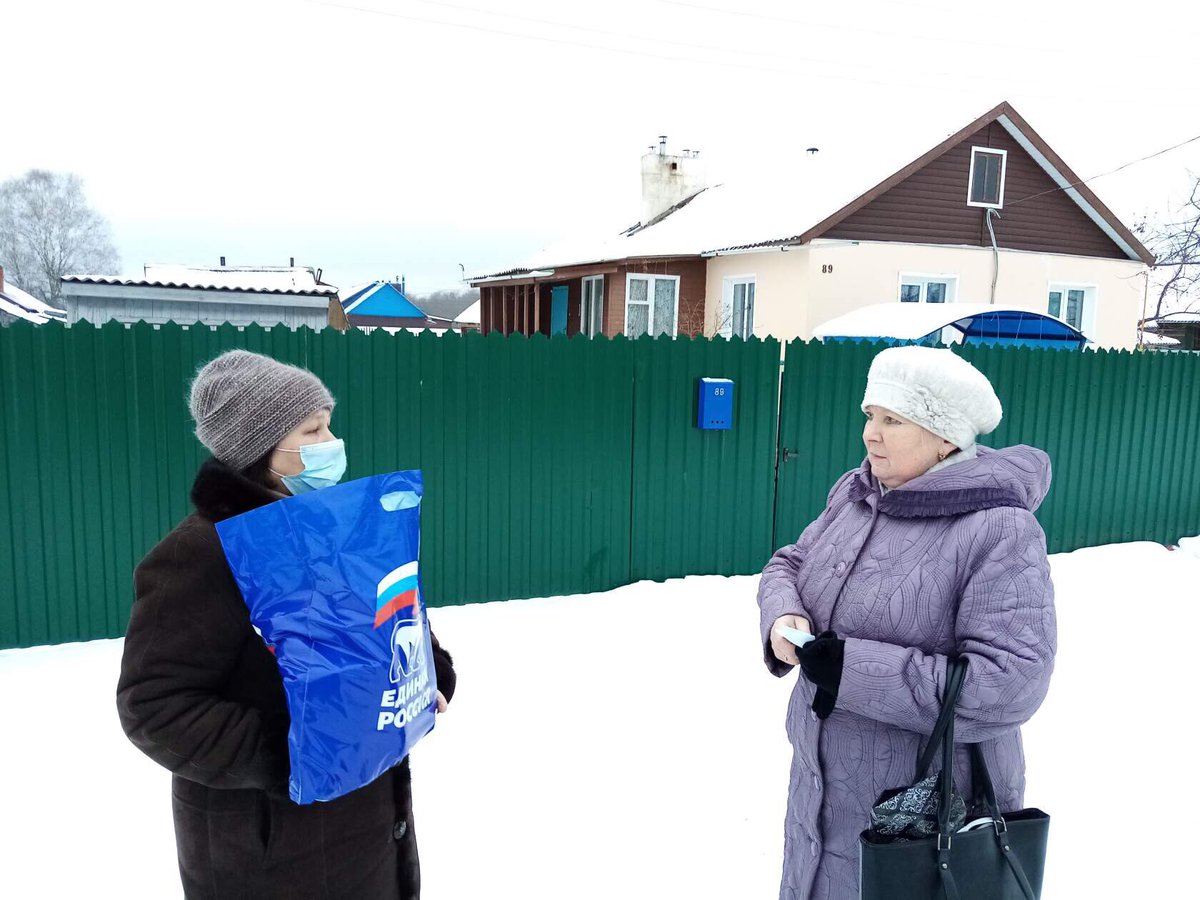 В преддверие Нового года депутаты Фракции #ЕдинаяРоссия Совета Октябрьского с.п. поздравили фельдшеров,работающ.в ФАПах на территории Октябрьского поселения, выразили им слова благодарности и передали сладкие подарки,приобретенные на собственные средства.#ЕР37 #Вичугскийрайон