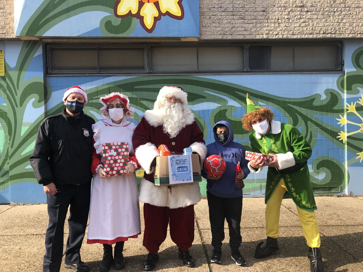 PPD26Dist's tweet photo. 26th PDAC and PTSSD sponsored 4 families and P/O Darin Friel sponsored one family all from Moffet school with complete dinners including cookies, gifts, stockings and candy canes. We also received a donation from a Fishtown neighbor Bob Everett. And our Captain even played Santa https://t.co/yfIIClT9or