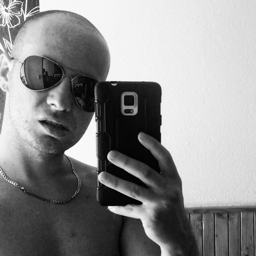 PhotographerSK1's tweet photo. @OnlyFans pls follow me on my free account 😊 i follow you back.https://t.co/Y1FjD2wB7k https://t.co/Al2enKP7eh