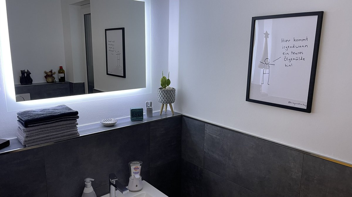 __MisterT__'s tweet photo. @kriegundfreitag Ich hoffe, das ist nicht Deiner Kunst unwürdig, aber ich konnte auf dem Gäste WC nicht widerstehen... https://t.co/v5FHmglXlu