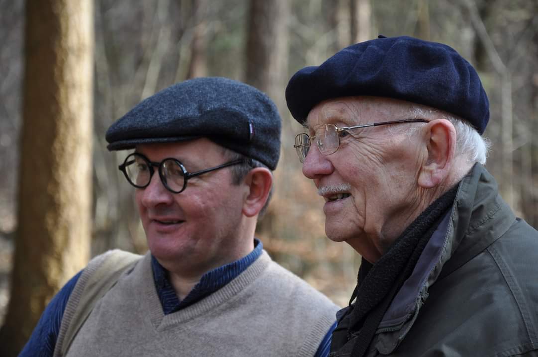 PlatformMHE's tweet photo. Afgelopen zondag overleed Herman van der Kaa, 94 jaar jong, verzetsman. De foto is gemaakt op een gedenkwaardige battlefieldtour waar Herman (rechts op de foto) aan Gerard Gijsbertsen uitlegt hoe het echt is gegaan. We zullen hem missen. #verzet #ede @GemeenteEde https://t.co/NHqClY4Xzd