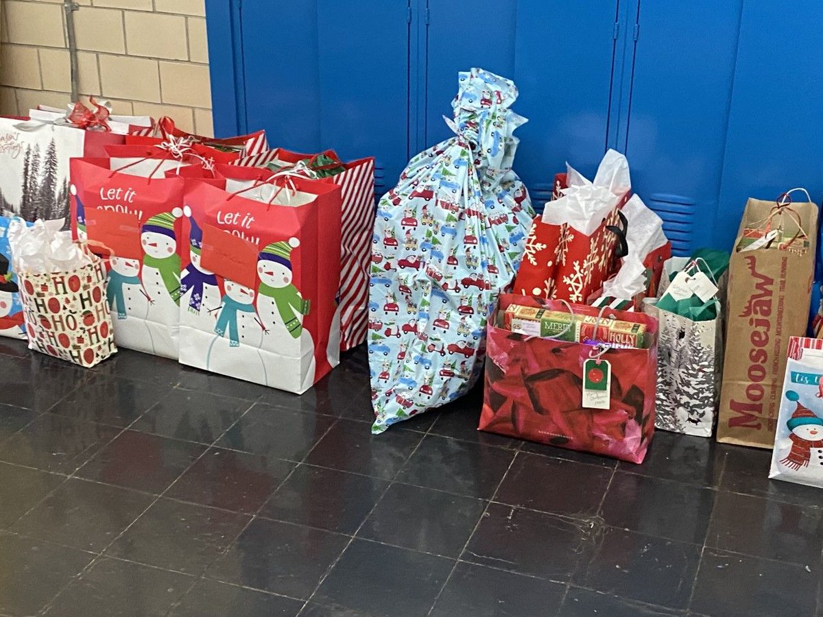 CarletonCougars's tweet image. Our partnership with the Junior League of Detroit has blessed Carleton once again. 10 families were surprised with gifts for the holidays. Some came up to the school while others heard knocks at their door, but all were appreciative &amp;amp; full of smiles.   #Carletonrocks