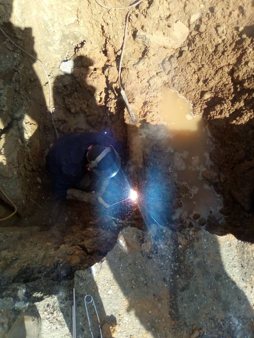 22DIC | Mcpio. Independencia (Miranda) Trabajadores realizaron mantenimiento y reparación de tubería de 4 pulgadas en el sector La Damatera en Santa Teresa. Se le coloco un taco y se soldó lámina de 20cmx10cm. #AlServicioDelPueblo✊🏽🇻🇪 <a href="/NicolasMaduro/">Nicolás Maduro</a> <a href="/NestorLReverol/">Néstor Reverol</a>