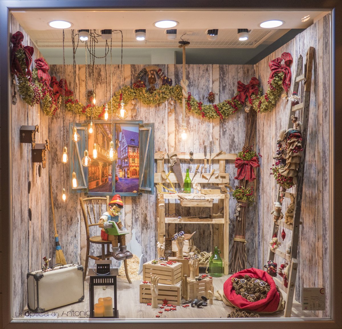 alcazar_turismo's tweet photo. Ya se ha fallado el premio del V Concurso de Decoración Navideña para comercios y hostelería de #AlcázardeSanJuan. Enhorabuena por el gran trabajo realizado a todos los empresarios. #EsComercio #EsCalidad #EsAlcázar. Premiados pichando en 
el enlace 👉 https://t.co/epPMD7rB6b https://t.co/LefaXmmJYp
