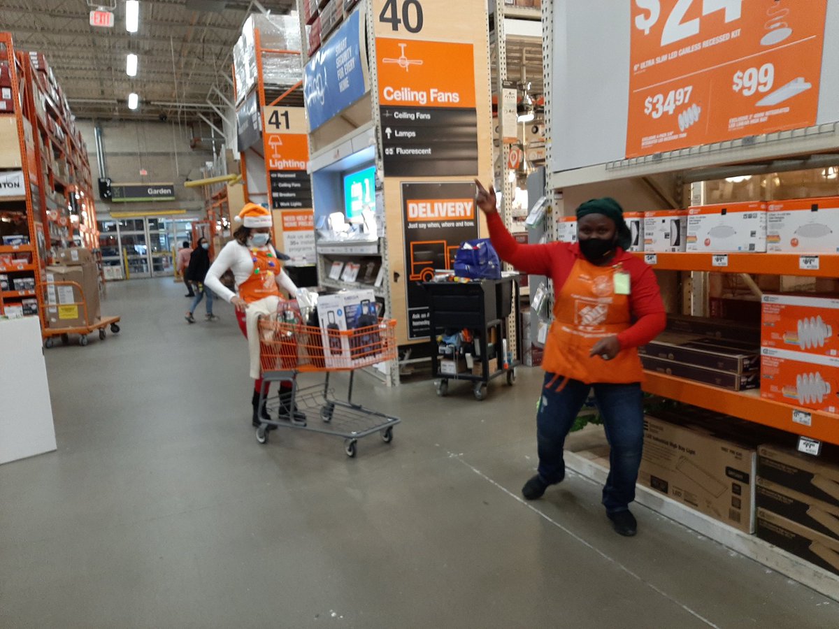 We love our associate at 2560. Today is chipotle on our count down to holiday #hd2560 #CountdowntoChristmas <a href="/kendra/">Kendra Obsolete</a>