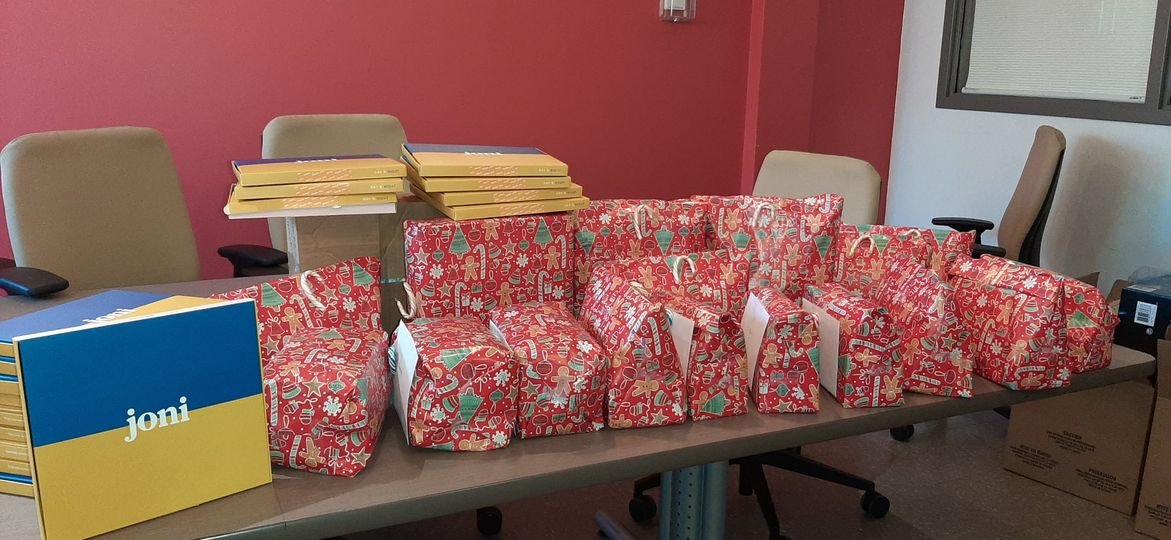 La__Maison's tweet photo. Nous remercions infiniment Michelle Cranson et Diana pour les magnifiques cadeaux qui ont été soigneusement sélectionnés et emballés pour chaque enfant résidant à La Maison. Nous sommes très reconnaissant. https://t.co/EVNVDXeC3T