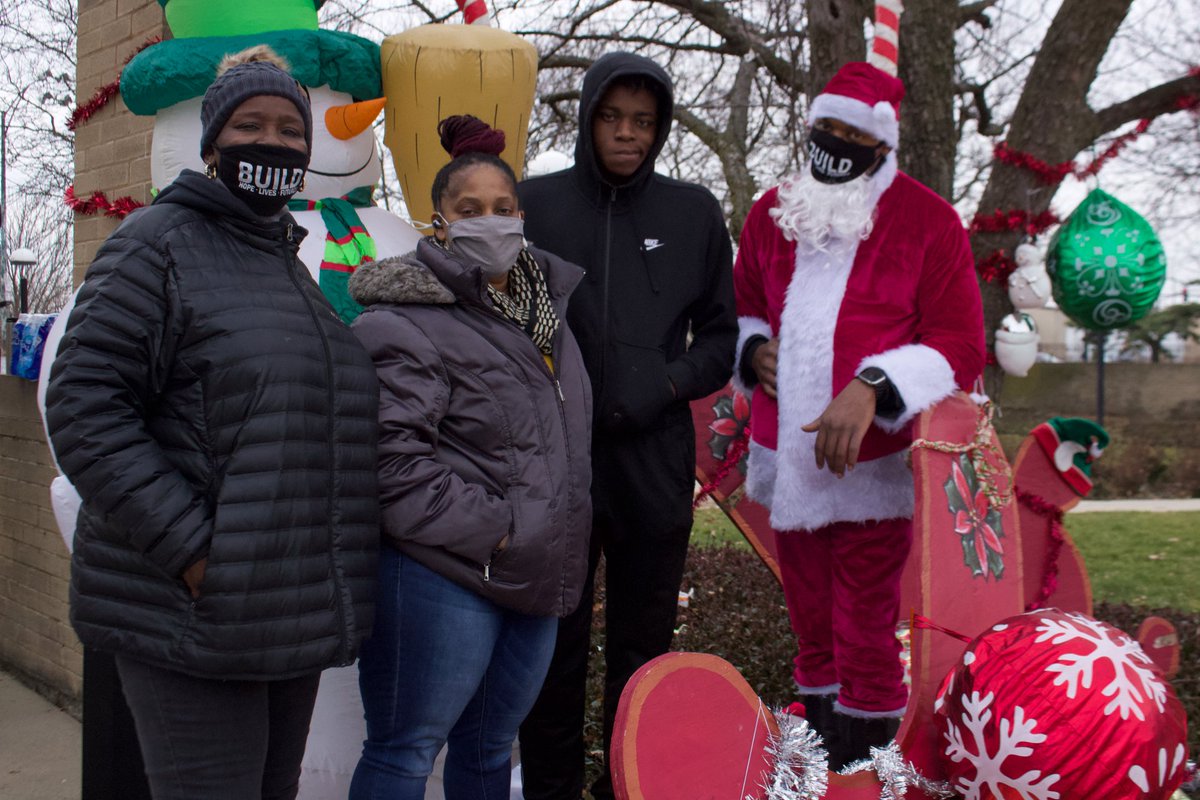 buildchicago's tweet photo. With all we have faced this year, our youth #deserve to enjoy a #joyful holiday season. BUILD's #AssociateBoard transformed our annual Holiday Giving event into a #covidsafe drive-thru event where 150+ families received toys, gingerbread houses, & food for a holiday #feast! https://t.co/CuhmSPAuLq