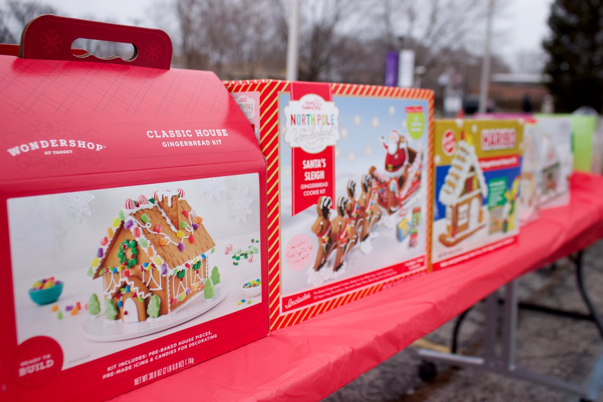 buildchicago's tweet photo. With all we have faced this year, our youth #deserve to enjoy a #joyful holiday season. BUILD's #AssociateBoard transformed our annual Holiday Giving event into a #covidsafe drive-thru event where 150+ families received toys, gingerbread houses, & food for a holiday #feast! https://t.co/CuhmSPAuLq