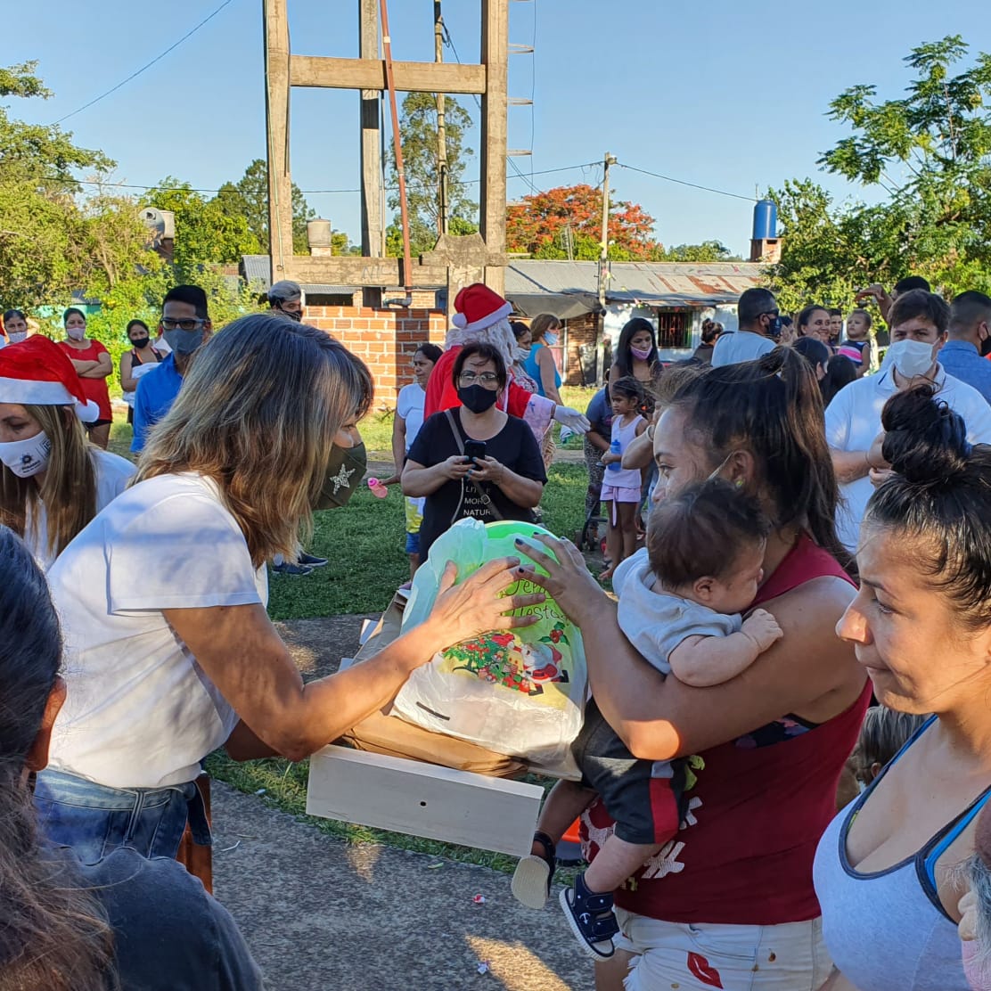 cngauto's tweet photo. 🎅 En los barrios Cruz del Sur (junto a @LaloStelatto) y Néstor Kirchner, entregamos otros 500 kits con juguetes, golosinas, arbolitos, libros y el Coro Estable del @PCMisiones
👐 Cerramos así el programa de la #CAMECA articulando esfuerzos y voluntades públicas y privadas. https://t.co/A2TMPKegvq