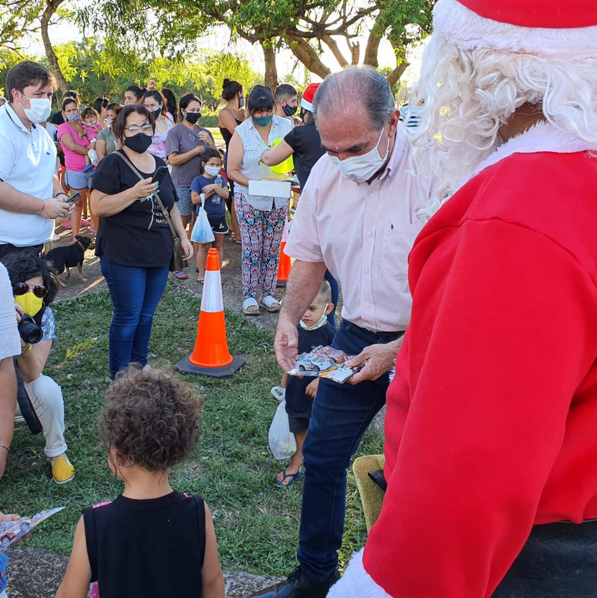 cngauto's tweet photo. 🎅 En los barrios Cruz del Sur (junto a @LaloStelatto) y Néstor Kirchner, entregamos otros 500 kits con juguetes, golosinas, arbolitos, libros y el Coro Estable del @PCMisiones
👐 Cerramos así el programa de la #CAMECA articulando esfuerzos y voluntades públicas y privadas. https://t.co/A2TMPKegvq