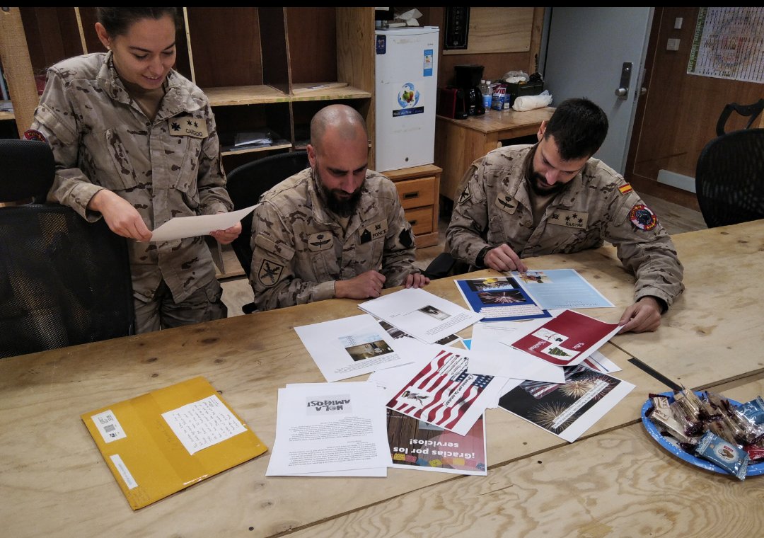SnyderSenora's tweet photo. KD Spanish students sent 💌 to Spanish soldiers stationed in Kuwait to brighten their holidays. https://t.co/houFXYMvd3