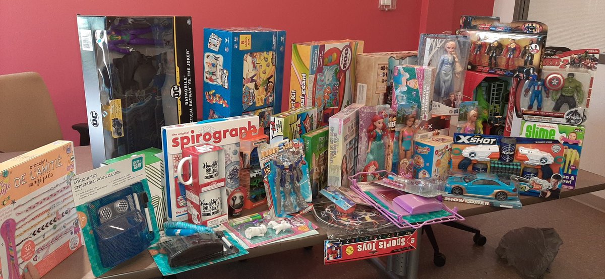 La__Maison's tweet photo. Un énorme merci à David Longley et à ses chers collègues pour avoir pris le temps de choisir chaque cadeau pour les enfants résident à La Maison. Nous vous remercions beaucoup pour votre générosité. https://t.co/17kjt2wJ5x