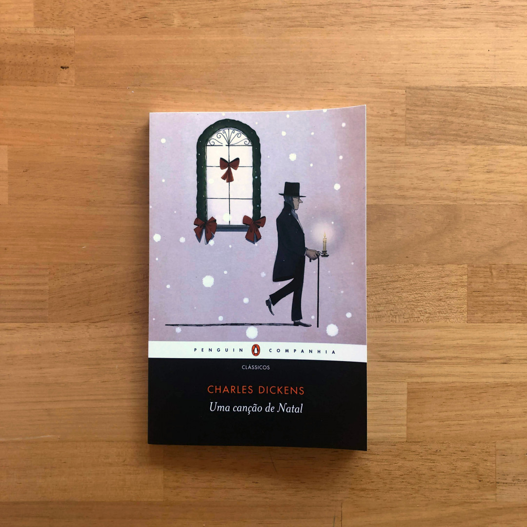 BertelsmannBR's tweet photo. Entrando no clima de final de ano, indicamos “Uma canção de Natal”, da @penguin_cia. Este é um dos livros mais carismáticos da literatura inglesa e concebeu a celebração desse evento como a entendemos hoje: uma ocasião para agradecer e ajudar o próximo.🎄♥️ #InvasãoCiadasLetras https://t.co/C1LgVyjK4E