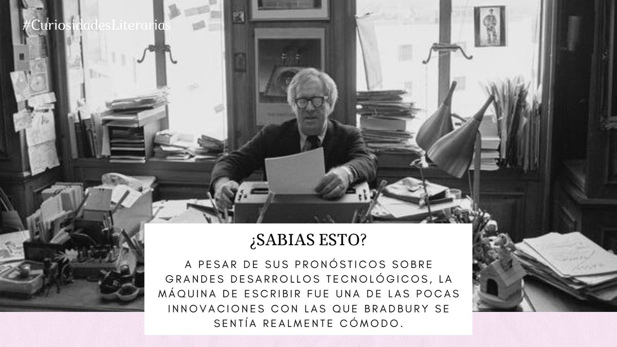 #RayBradbury  recibió una máquina de escribir de juguete para Navidad a los 12 años. Cinco años después, compró su primera máquina de escribir real. El escritor nunca usó una computadora y, en 2009, describió Internet como "una pérdida de tiempo". #curiosidadesliterarias